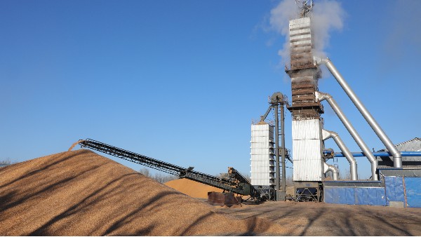 烘糧噸成本降至28元！300噸烘干塔用上秸稈直燃熱風(fēng)爐，相比燃煤一天節(jié)省一萬六！