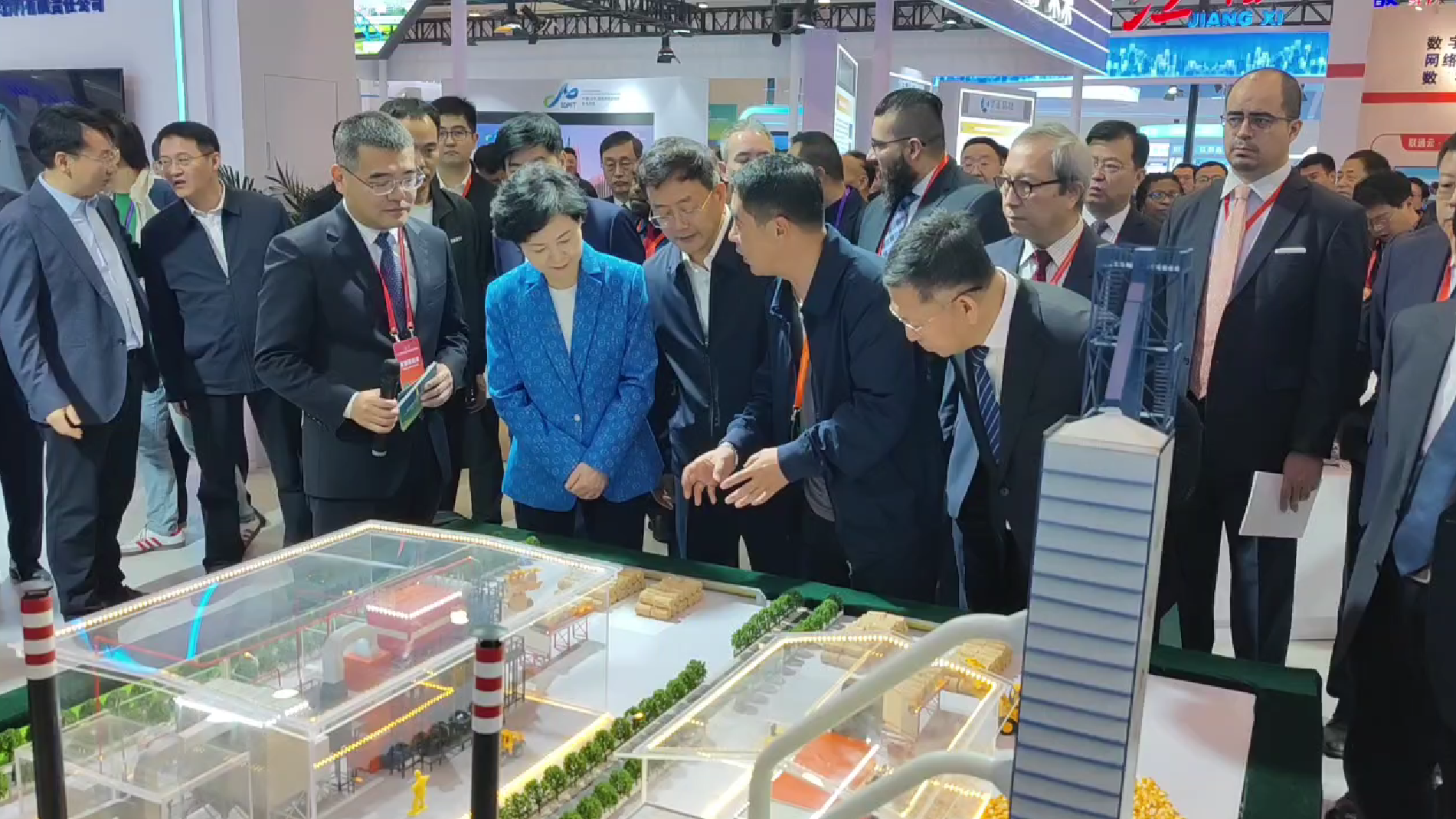 海倫利民秸稈直燃鍋爐亮相APEC技展會(huì)，工信部副部長(zhǎng)徐曉蘭蒞臨參觀